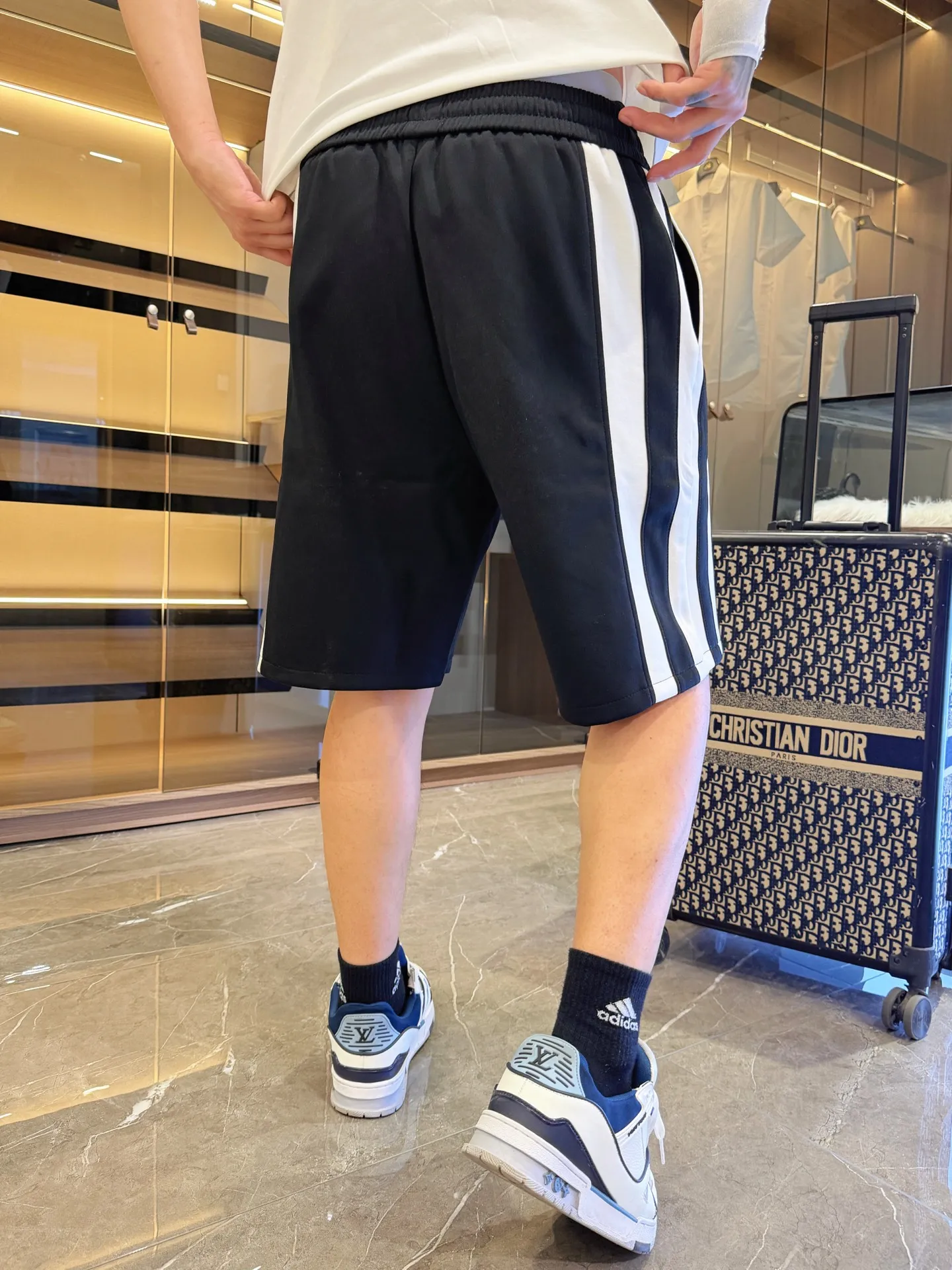Balenciaga's three-standard complete 2026 summer New Arrival men's casual shorts, advanced custom-made Breathable fabric, Breathable fabric, extremely stretchy and comfortable, impeccable details, top-grade accessories, original logo design concept, delicate and soft feel! The upper body fit is awesome! Size: M-XXXL Please state your height and weight when ordering
